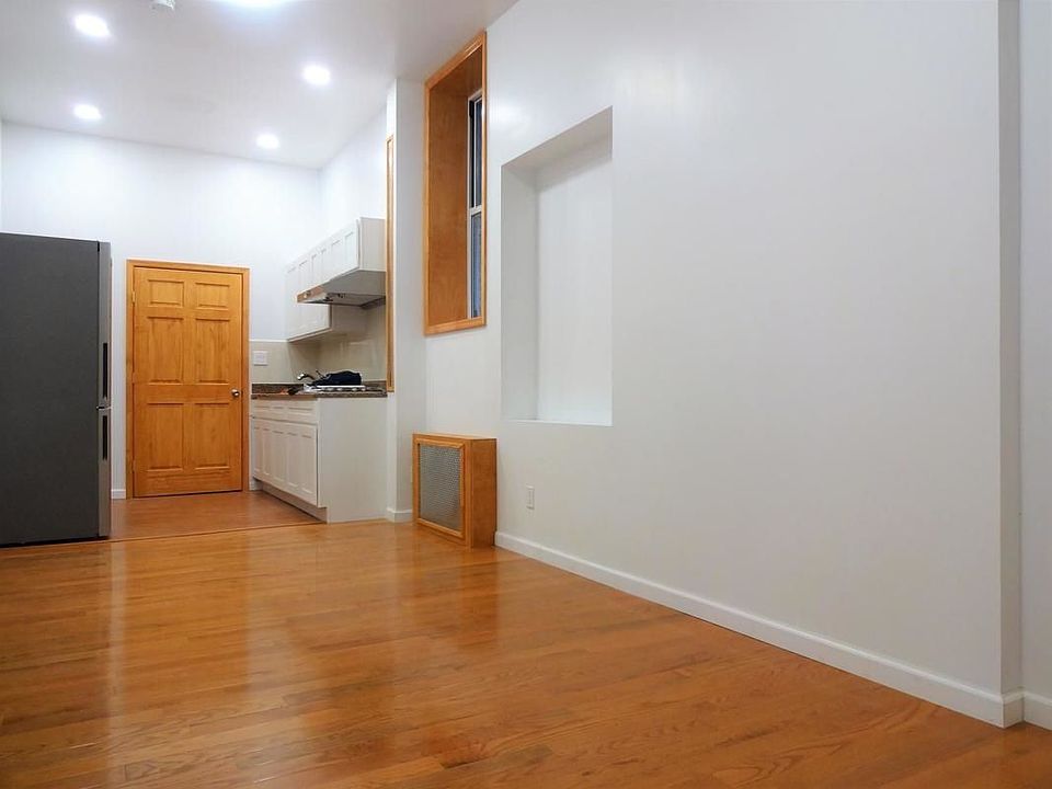 1st image of 13 Market St APT 1