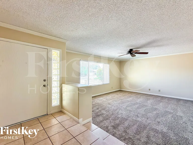 813 E Todd Dr — Photo 2