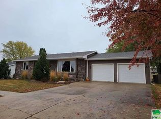 1541 S 8th Ave, Sheldon, IA 51201