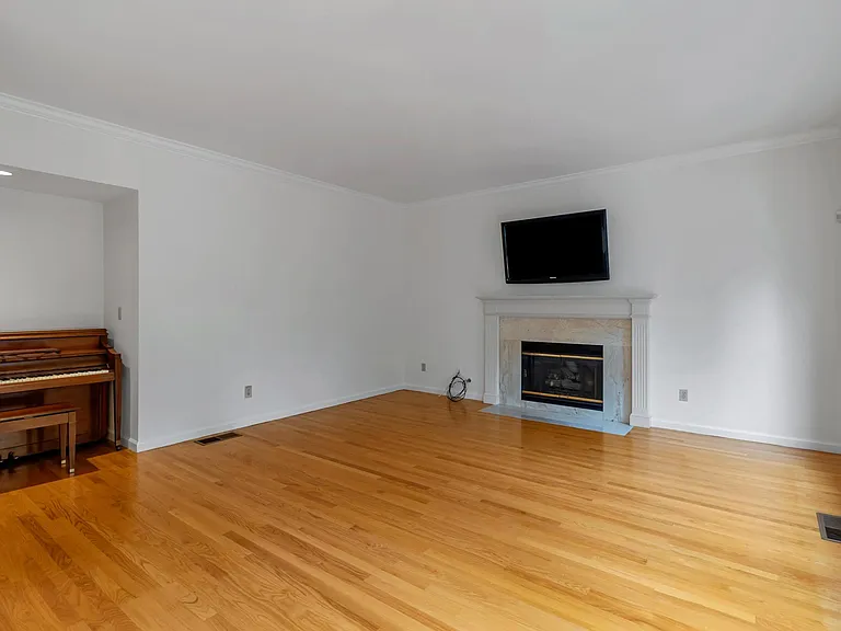 302 Tadley Ct — Photo 9
