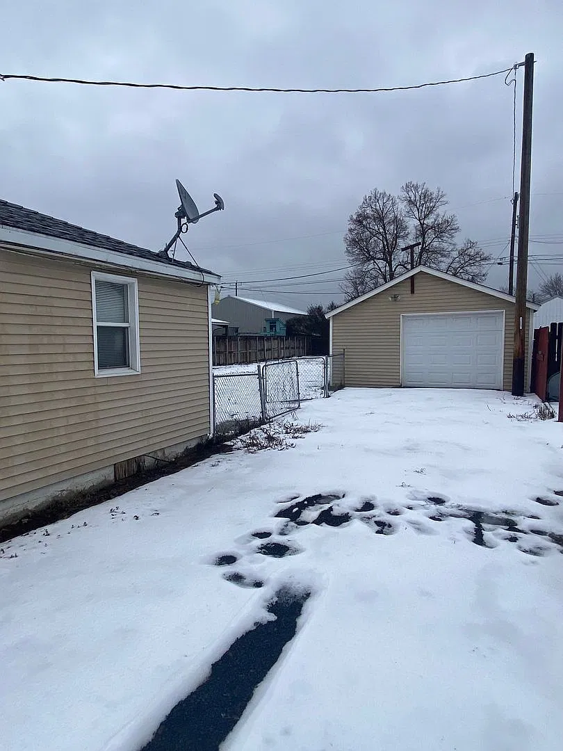 Newly Remodeled Home 2 bed 1 bath rancher with new applicences — Photo 2