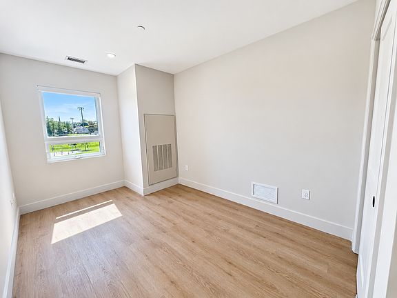 5th image of 8 Hutt Ln #I