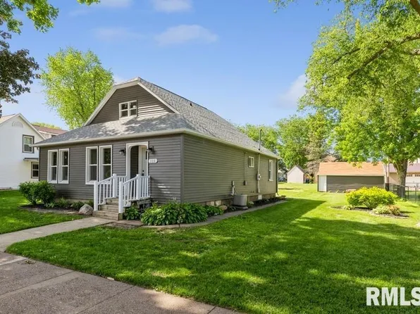 308 8th St, De Witt, IA 52742