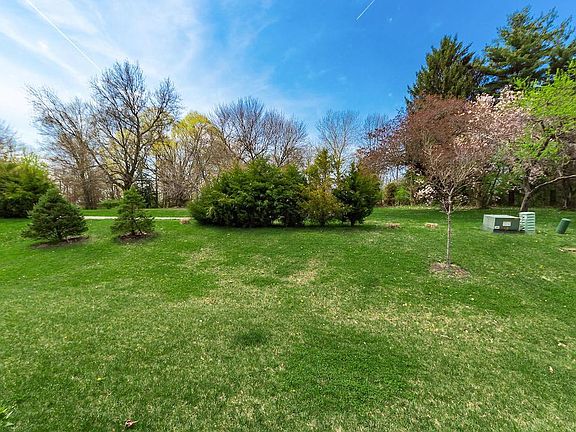 2nd image of 412 Kingston Cir