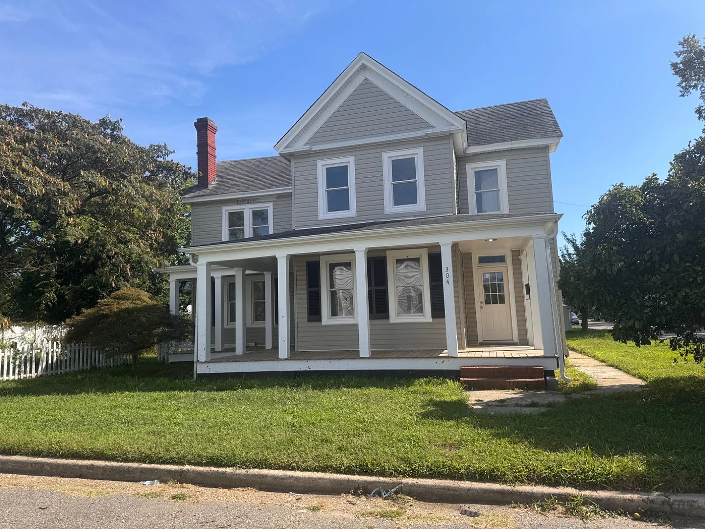 304 Poplar Ave — Photo 1