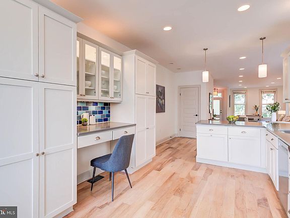 5th image of 621 4th St NE