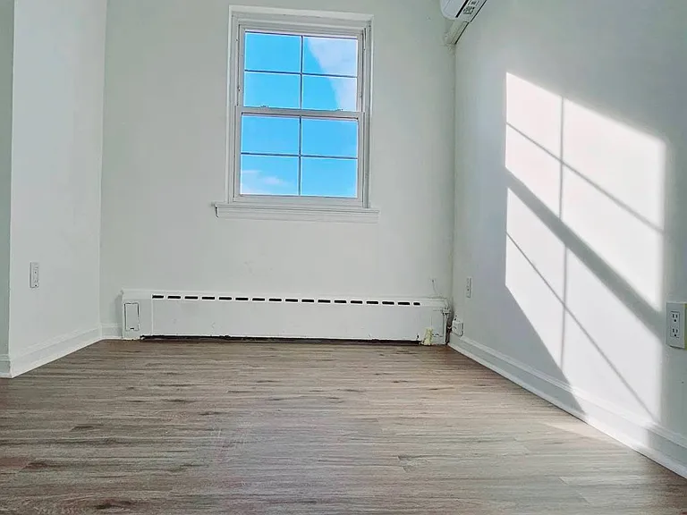 906 Huntington Ave — Photo 11