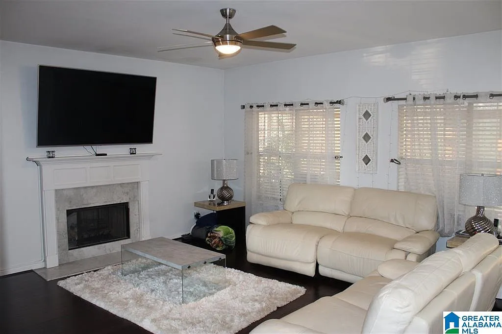 4 bed, 2.5 bath, 3000 sqft, $2,800 — Photo 2