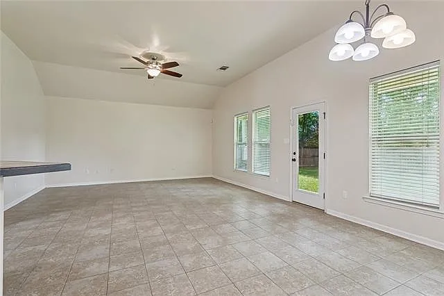 3 bed, 2.0 bath, 1649 sqft, $1,900 — Photo 2