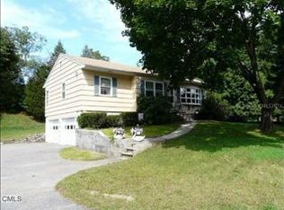 4 Cherry Heights Ter, Sandy Hook, CT 06482