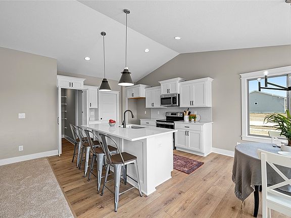 4th image of 606 E Vista Lake Ave