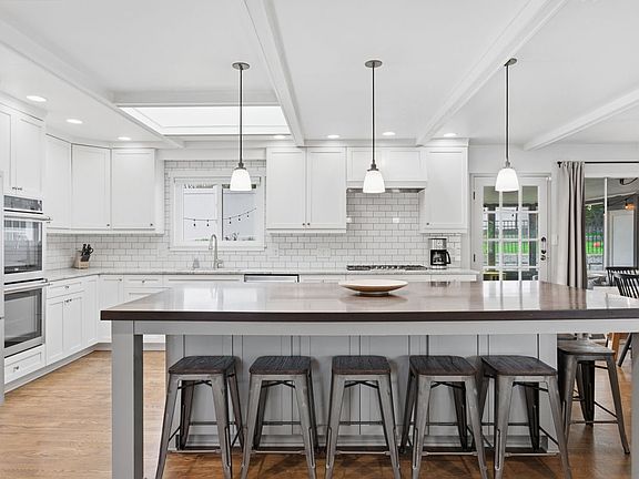 4th image of 2029 Grosvenor Dr