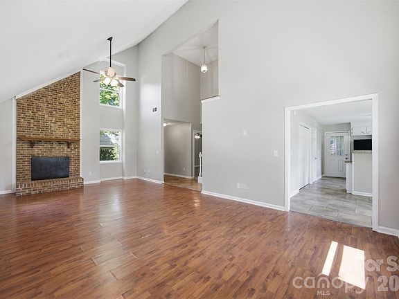 4th image of 534 Mary Charlotte Dr