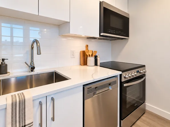 61 McEwen Ave #109, Ottawa, ON K2B 5L3