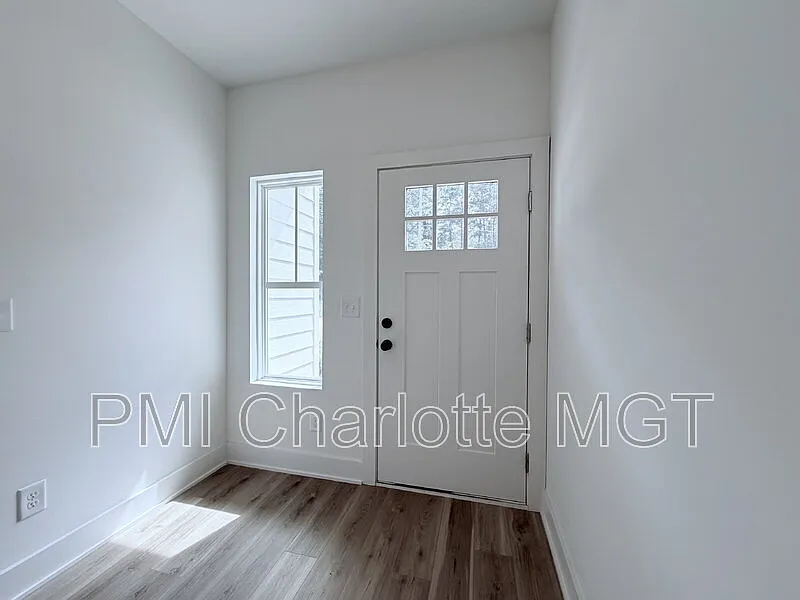 3 bed, 2.5 bath, 1410 sqft, $2,099 — Photo 3