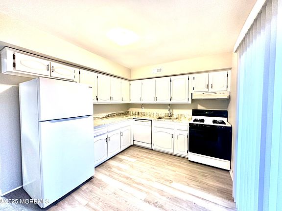 4th image of 1310 Bradley Ct