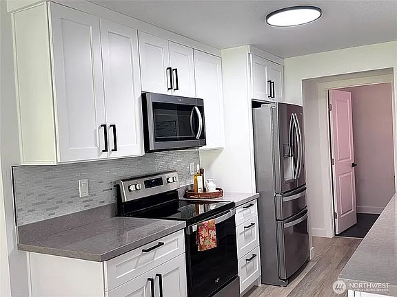 3rd image of 13914 SE Newport Way
