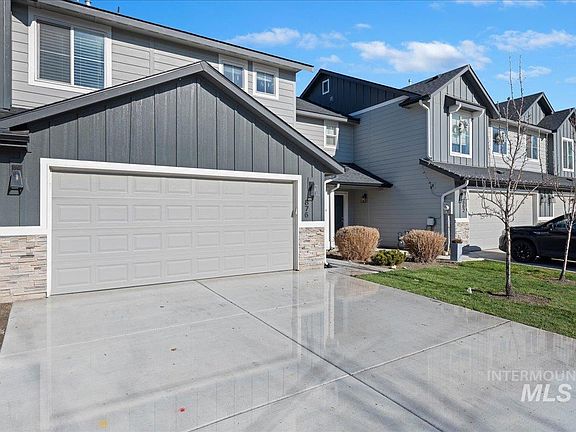 2nd image of 876 W Woodpine St