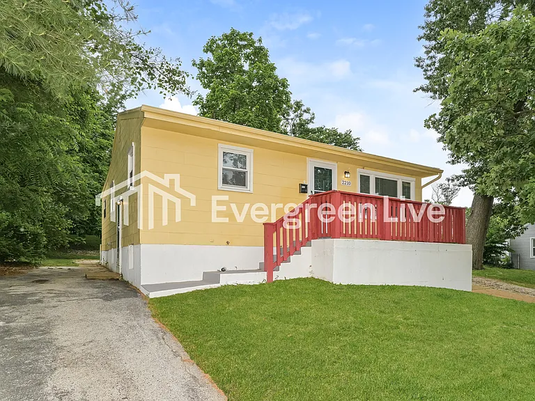 2210 Wallis Ave — Photo 2