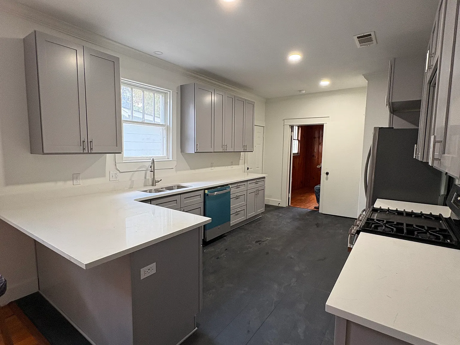 3 bed, 1239 sqft, $2,100 — Photo 4