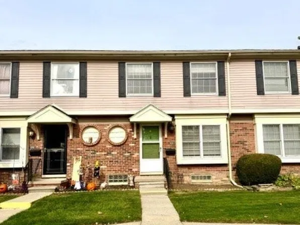 19903 N Great Oaks Cir, Clinton Township, MI 48036