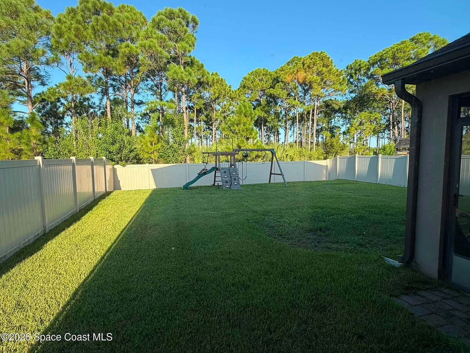 4 bed, 2.5 bath, 2761 sqft, $3,200 — Photo 2