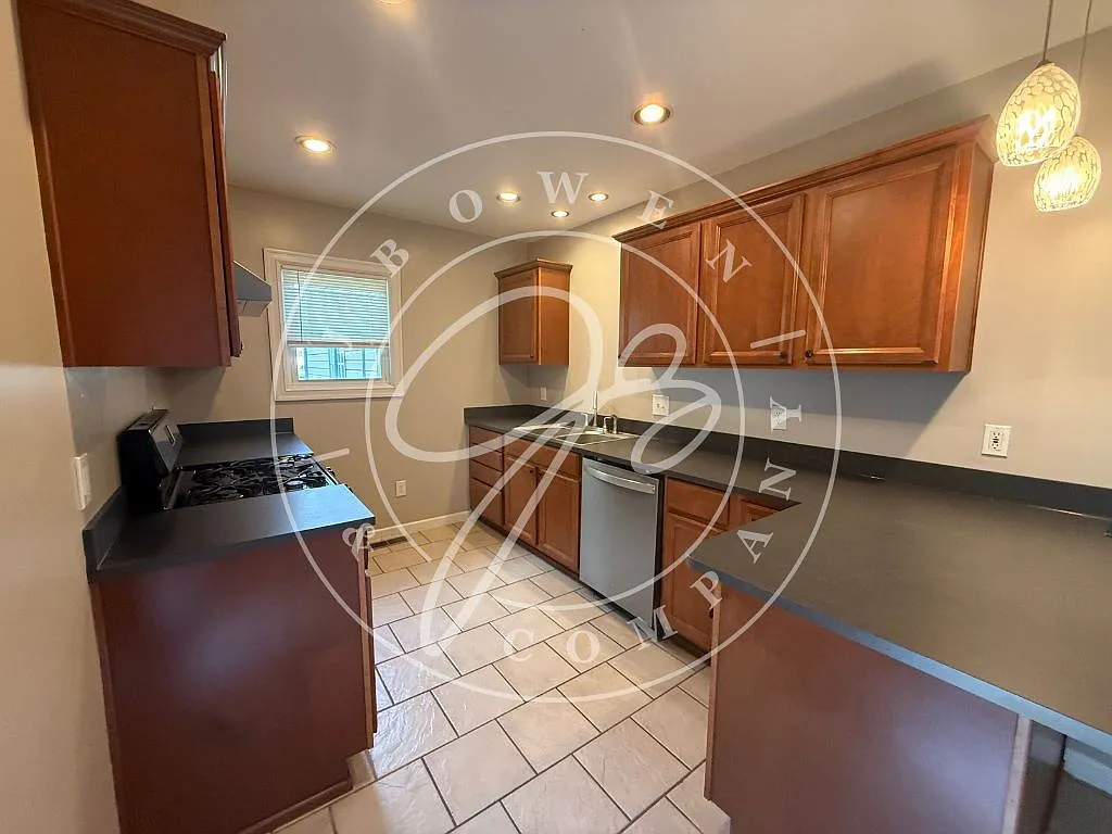 4 bed, 2.0 bath, 1951 sqft, $1,700 — Photo 3