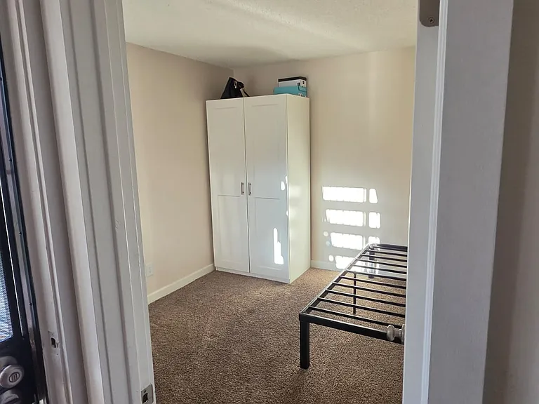 You are welcome to use the wardrobe and the bed shown in the photos.

Se puede hacer uso del ropero y la cama que esta en la imagenes