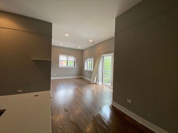 3rd image of 5911 N Northwest Hwy #204