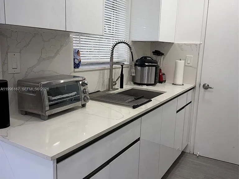 821 NE 6th St #2 — Photo 3