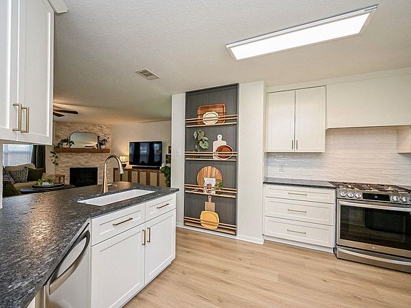 4th image of 9889 Hyacinth Way