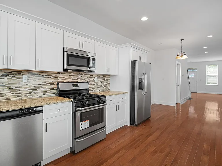 863 E Thompson St — Photo 3