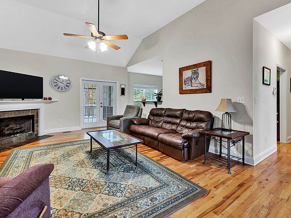 3rd image of 608 Scenic Oak Dr