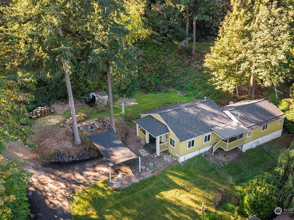 This cute country home is nestled on a peaceful acre with woods to explore.>