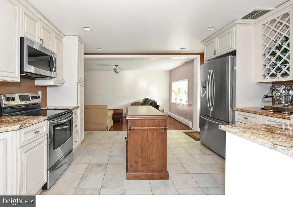 3 bed, 2.5 bath, 1738 sqft, $4,050 — Photo 2