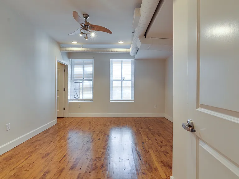 123 S Court Ave — Photo 11