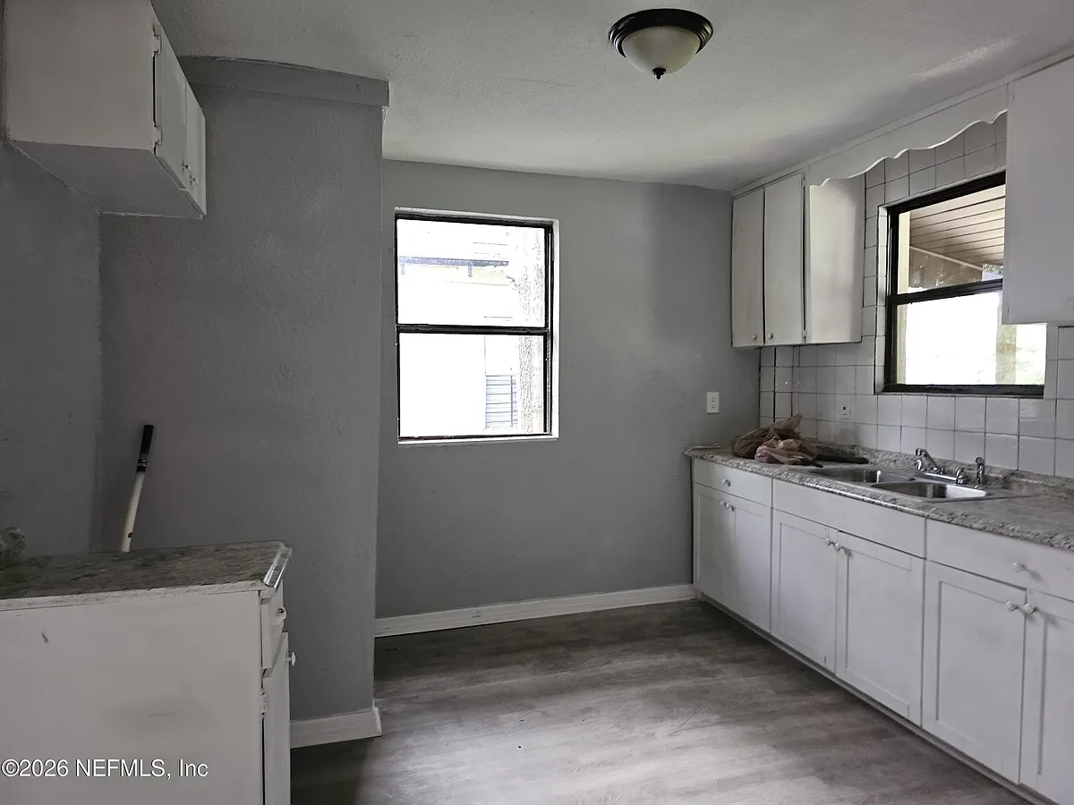 Building Photo - 1407 W 31st St
