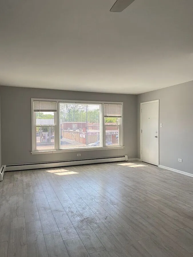 Spacious 2 Bed / 1 Bath in Prime Oak Lawn Location 9845 S Cicero Ave — Photo 4