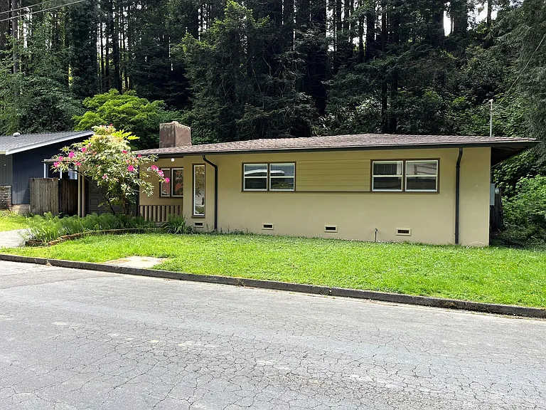 1467 Beverly Dr — Photo 2