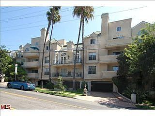 2nd image of 930 N Doheny Dr APT 212