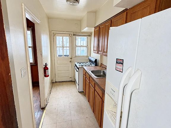 4th image of 926 15th St SE