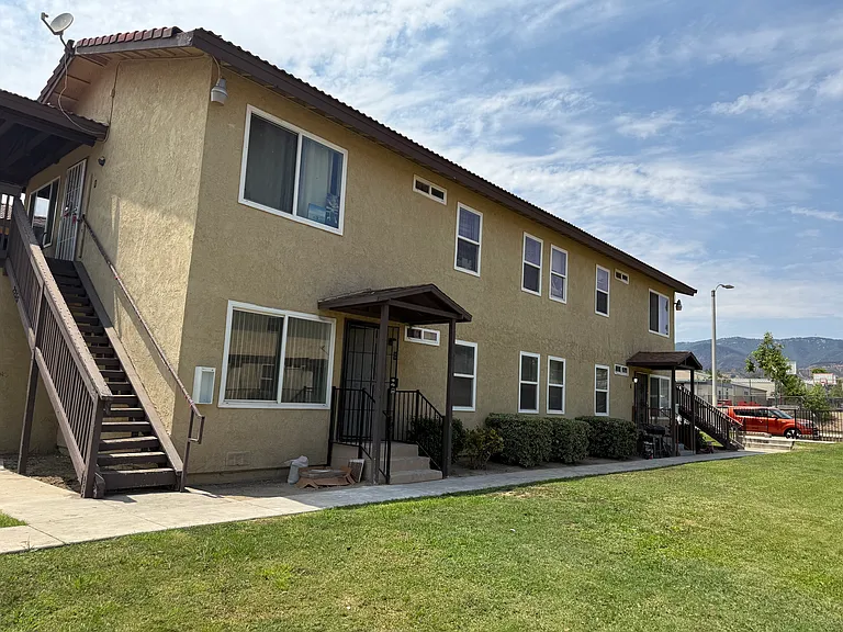 2255 E Sunrise Ln #B — Photo 2