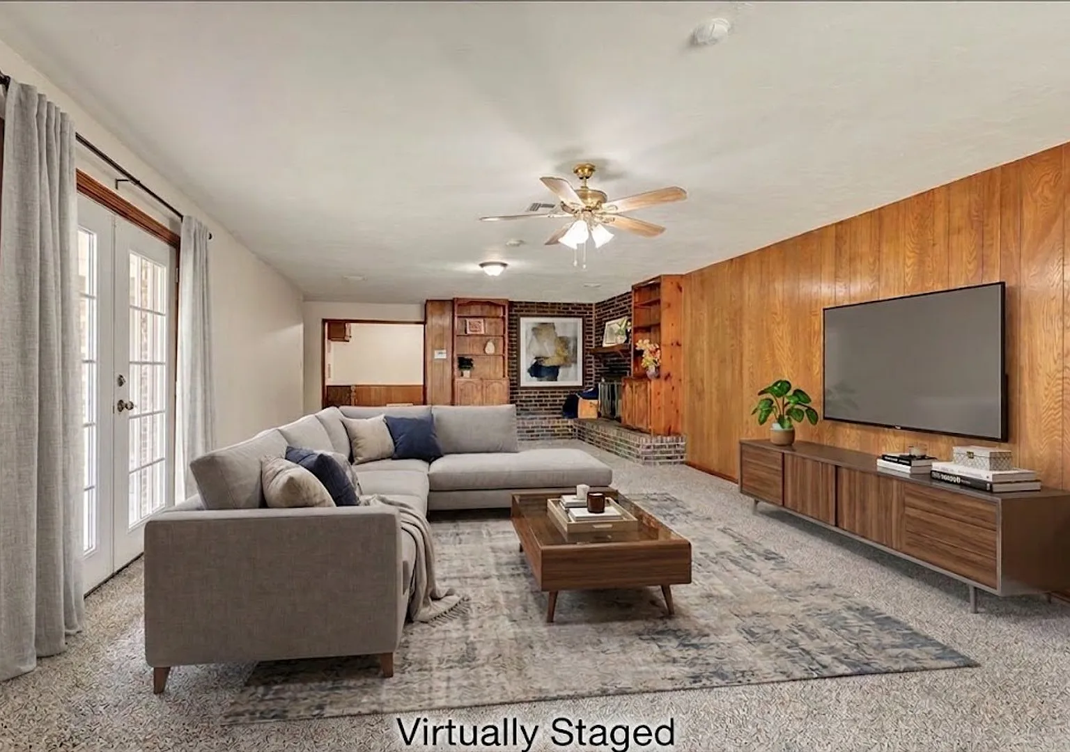Huge Living Room with Fireplace — Photo 1