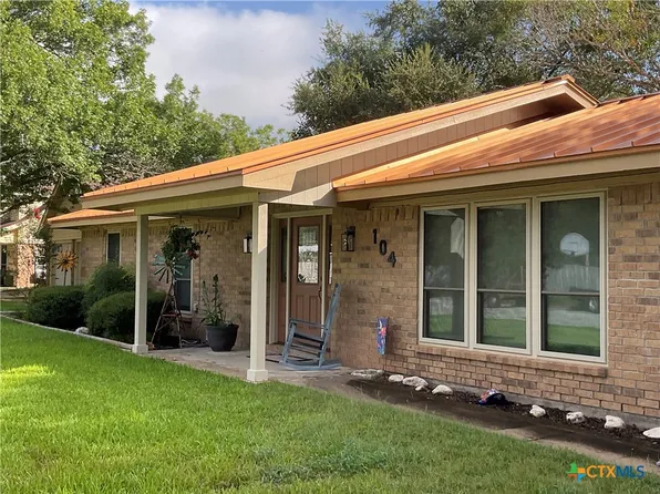 104 Mraz St, Yoakum, TX 77995