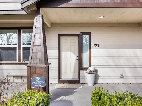 1331 NE 4th St, Redmond, OR 97756
