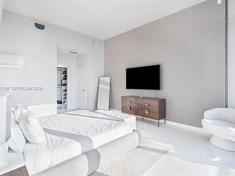 88 SW 7th St #4203 — Photo 40
