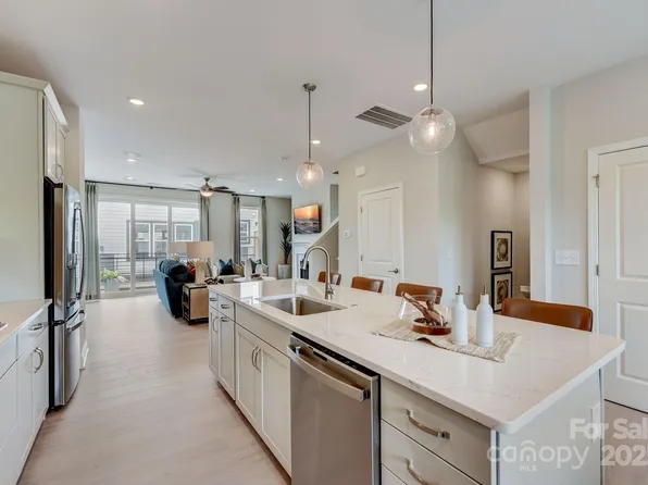 9466 Senator Royall Dr, Charlotte, NC 28262