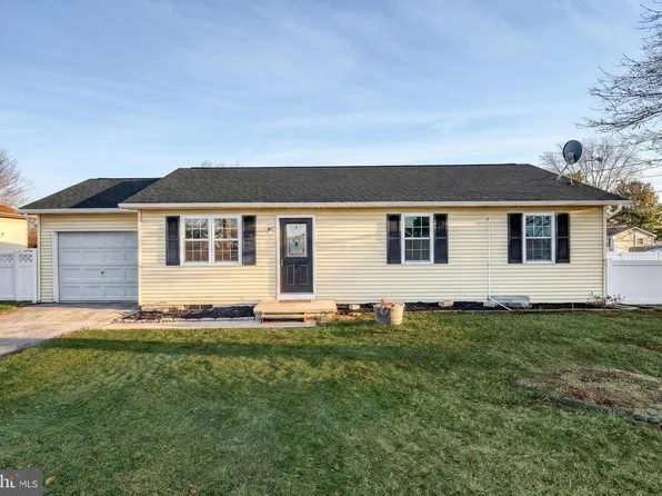 3330 E Pheasant Dr, Dover, PA 17315