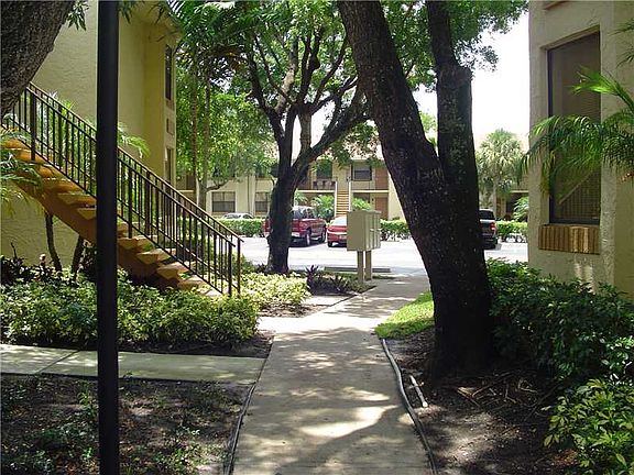 3rd image of 1256 S Military Trl APT 914