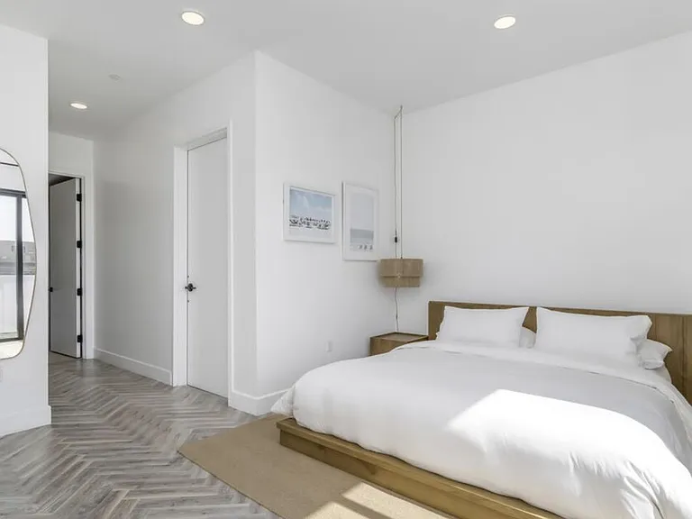 137 N Doheny Dr #2 — Photo 31